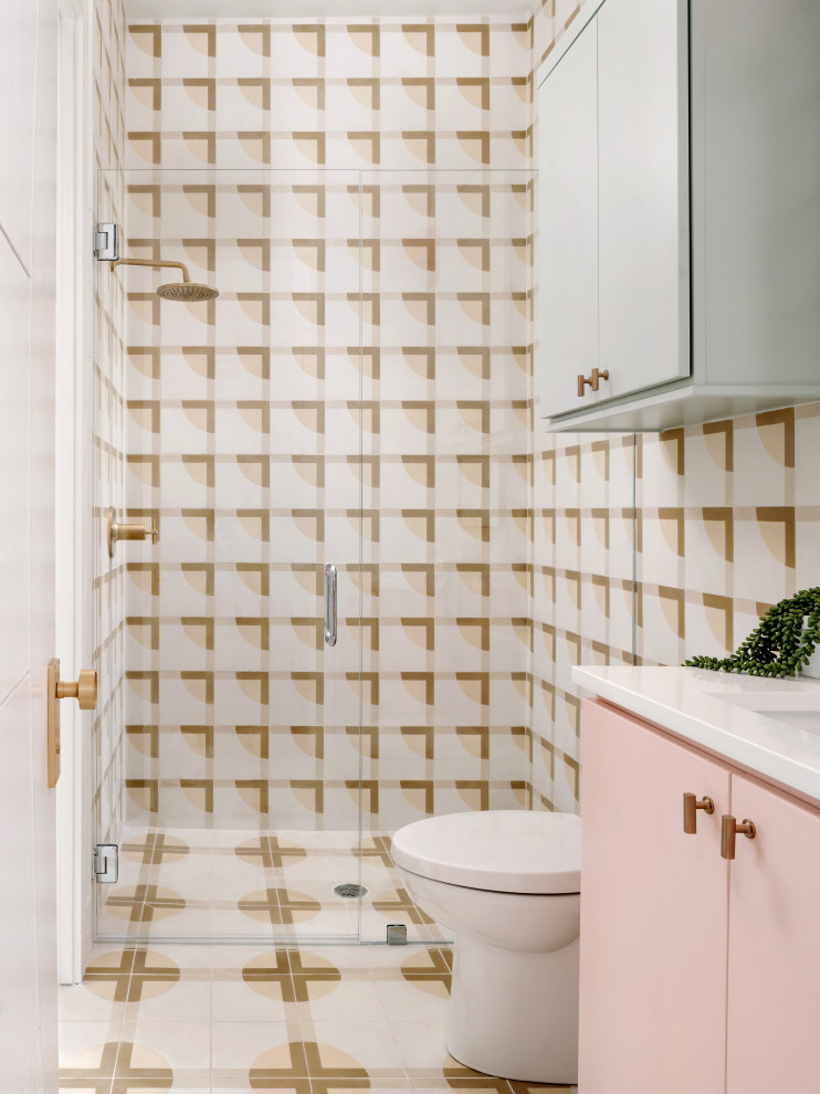 Exempel på ett mellanstort 60 tals vit vitt en-suite badrum, med släta luckor, våtrum, en toalettstol med hel cisternkåpa, ett undermonterad handfat, bänkskiva i kvarts och dusch med gångjärnsdörr