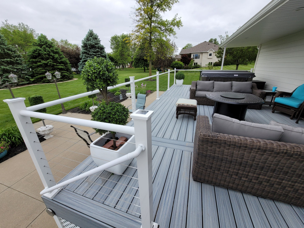 Foto di una terrazza minimal di medie dimensioni, dietro casa e a piano terra con parapetto in cavi