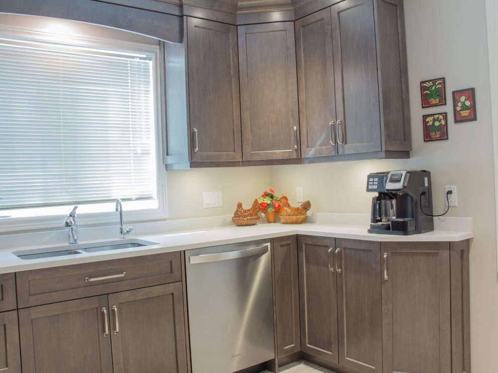 Transitional kitchen photo in Toronto