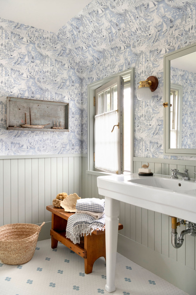 Стильный дизайн: ванная комната в стиле кантри с обоями на стенах - последний тренд