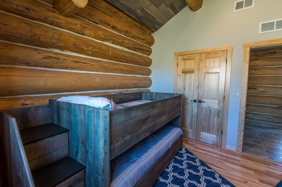 Example of a mountain style home design design in Denver