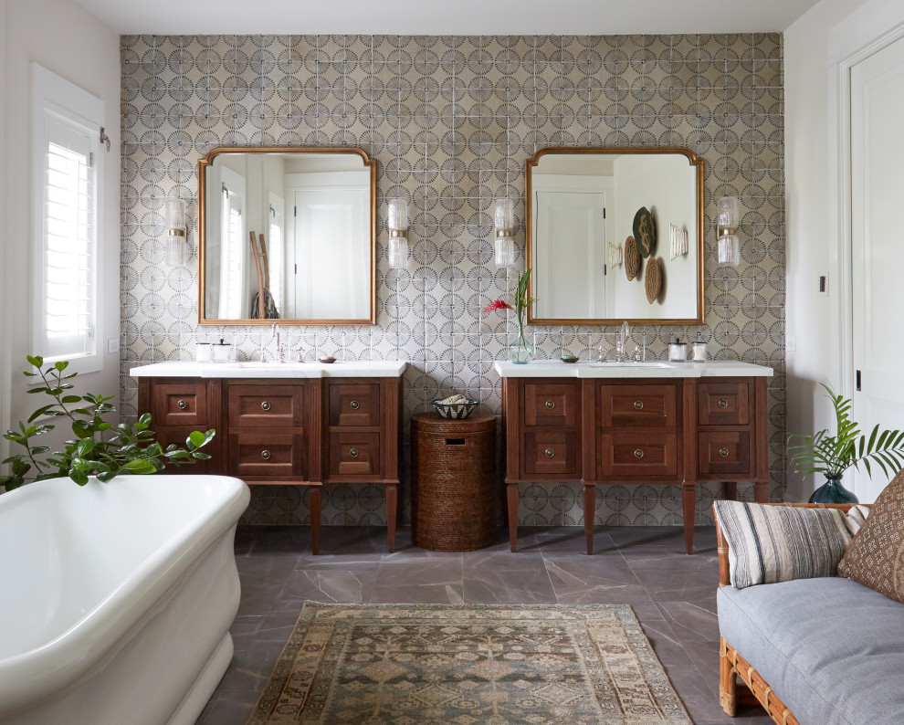 Inspiration för exotiska vitt en-suite badrum, med luckor med infälld panel, skåp i mörkt trä, ett fristående badkar, beige kakel, blå väggar, ett väggmonterat handfat och grått golv