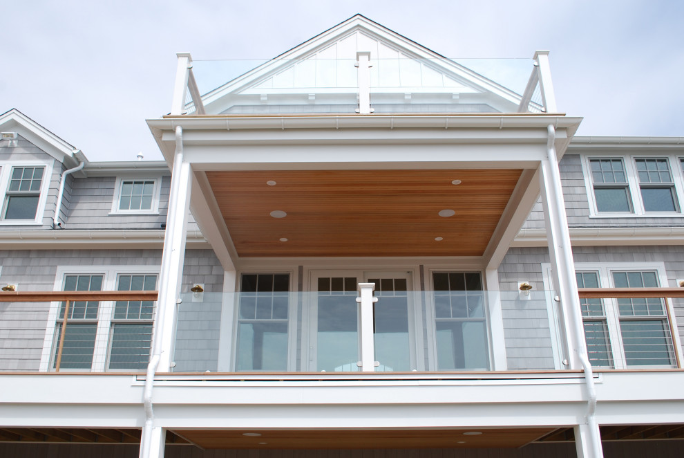 Foto de fachada de casa gris y gris costera grande de dos plantas con revestimiento de madera, tejado a dos aguas y teja