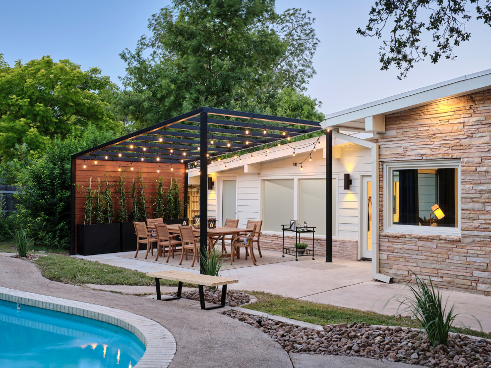 Mittelgroßer Retro Pool hinter dem Haus in Nierenform mit Pool-Gartenbau und Betonplatten in Austin