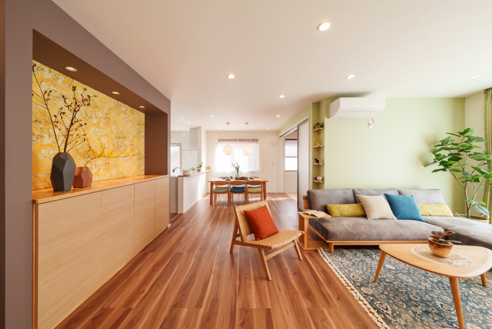 Wohnzimmer mit brauner Wandfarbe, Sperrholzboden, TV-Wand, beigem Boden, Tapetendecke und Tapetenwänden in Sonstige