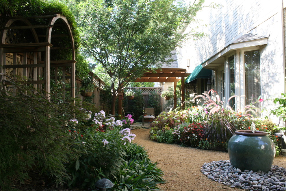 Photo of a tropical garden in Dallas.
