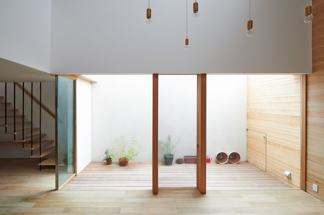 重ね屋根の家 modern-traedaeck