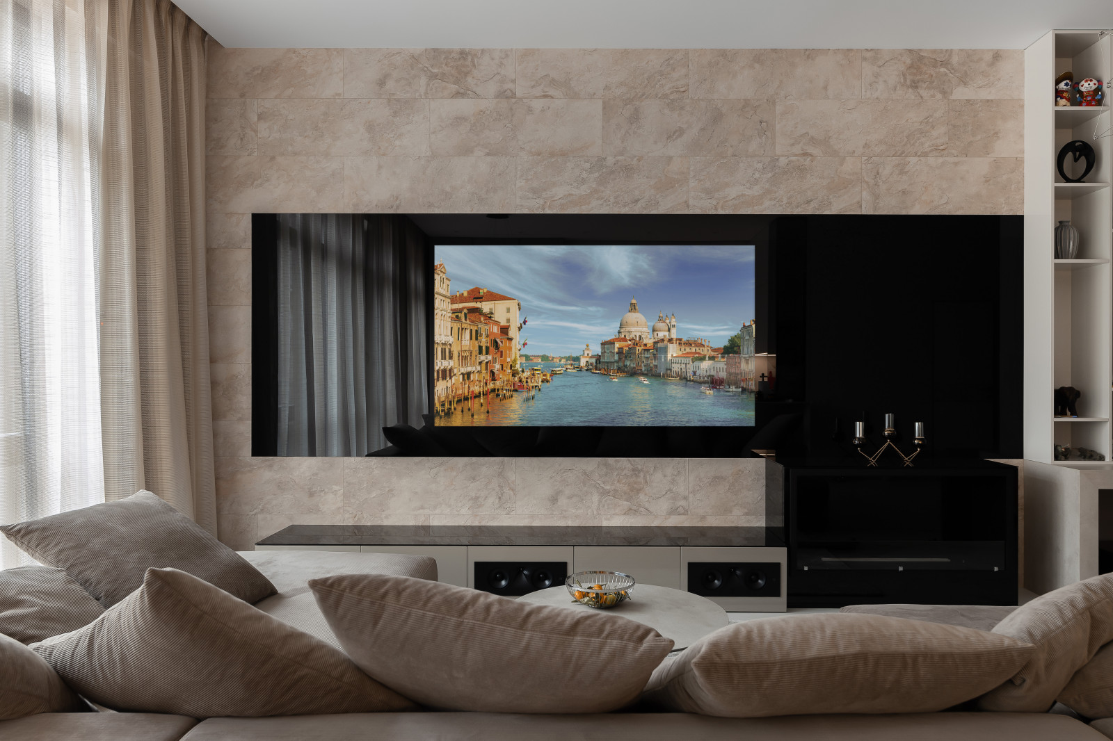 Домашний кинотеатр в гостиной