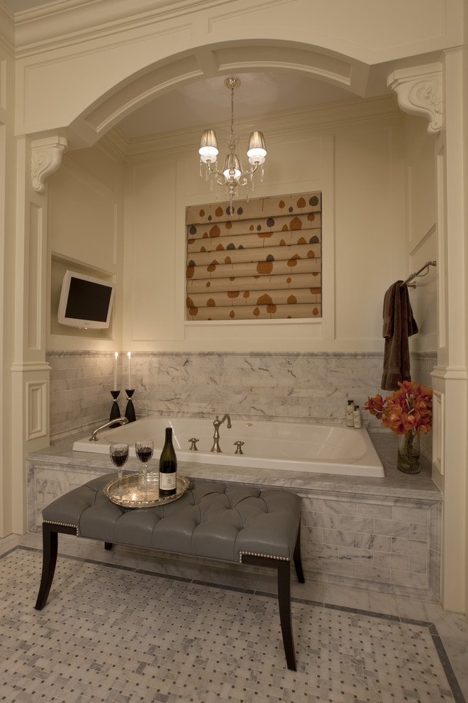Design ideas for a traditional bathroom in Chicago with subway tile.