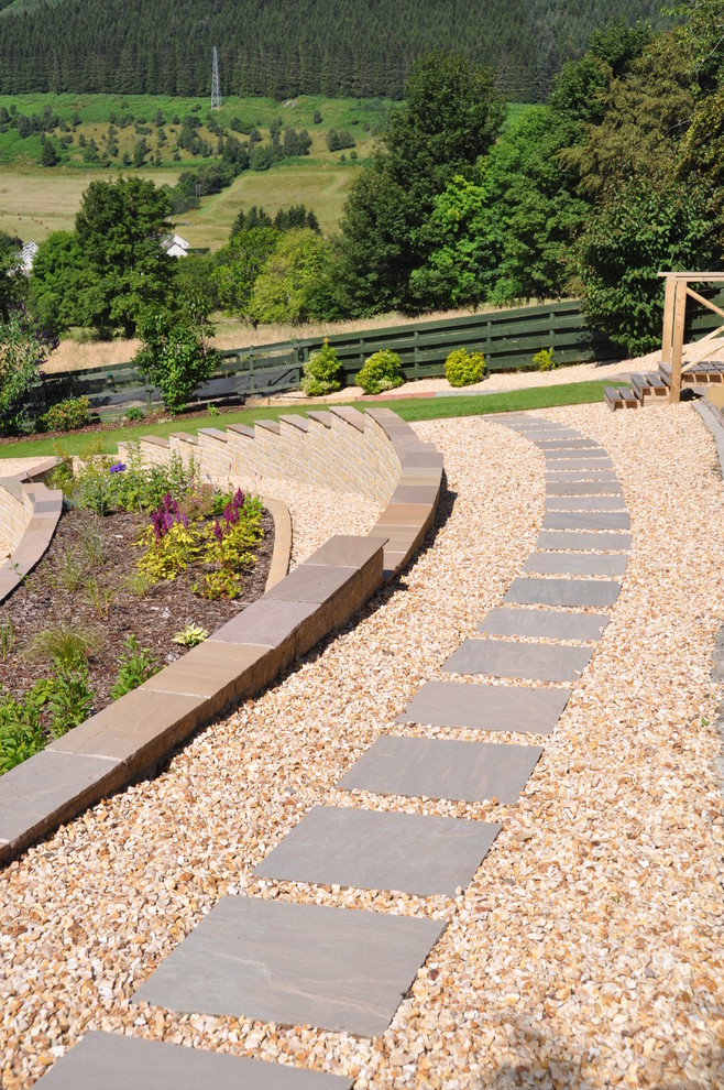 Sandstone stepping stone path surrounded with quartz gravel - Modern