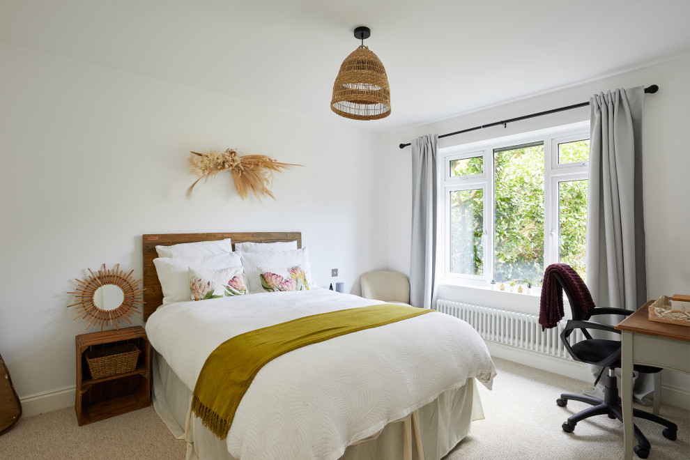 ロンドンにある中くらいなカントリー風のおしゃれな客用寝室 (白い壁、カーペット敷き) のレイアウト