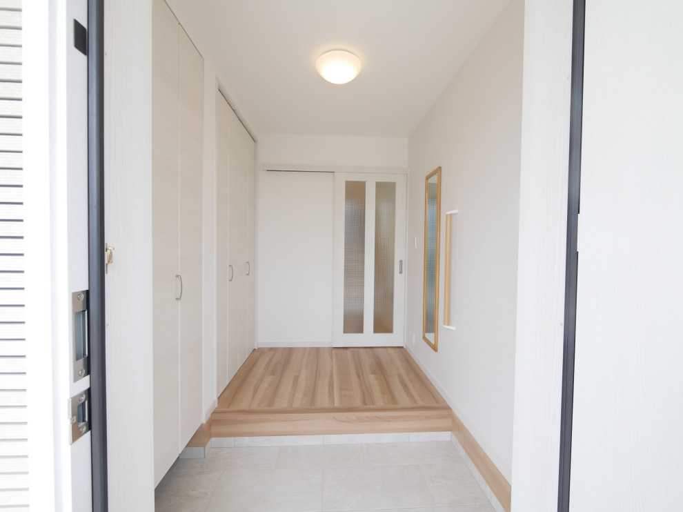 Foto de entrada blanca de estilo de casa de campo con suelo de contrachapado, puerta simple, puerta blanca, suelo beige, papel pintado y papel pintado