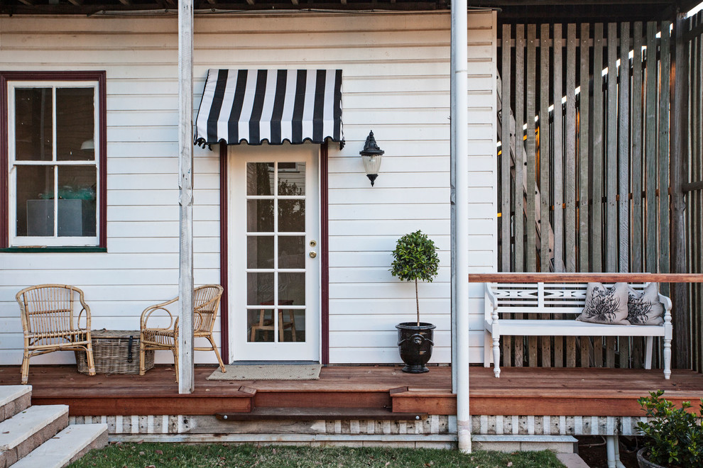 This is an example of a traditional entryway in Brisbane with a single front door and a glass front door.