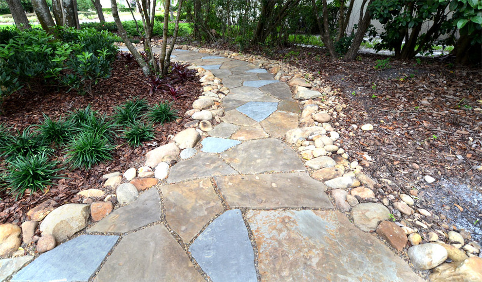 Example of a mountain style home design design in Tampa