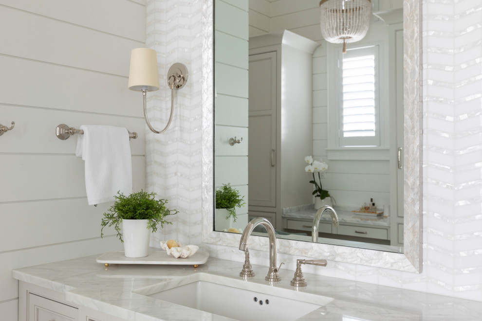 Cette image montre une grande salle de bain principale marine avec un placard avec porte à panneau encastré, des portes de placard blanches, un espace douche bain, un carrelage gris, des carreaux de céramique, un mur blanc, un lavabo intégré, un plan de toilette en marbre, un sol beige, une cabine de douche à porte battante, un plan de toilette blanc, meuble double vasque, meuble-lavabo encastré, un plafond en lambris de bois et du lambris de bois.