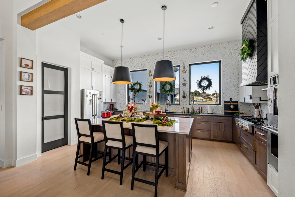 Kitchen - transitional kitchen idea in Austin