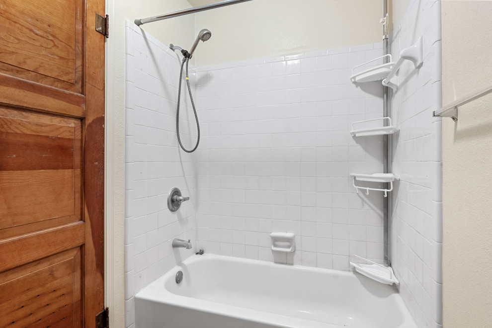 College St - Primary Bath Before