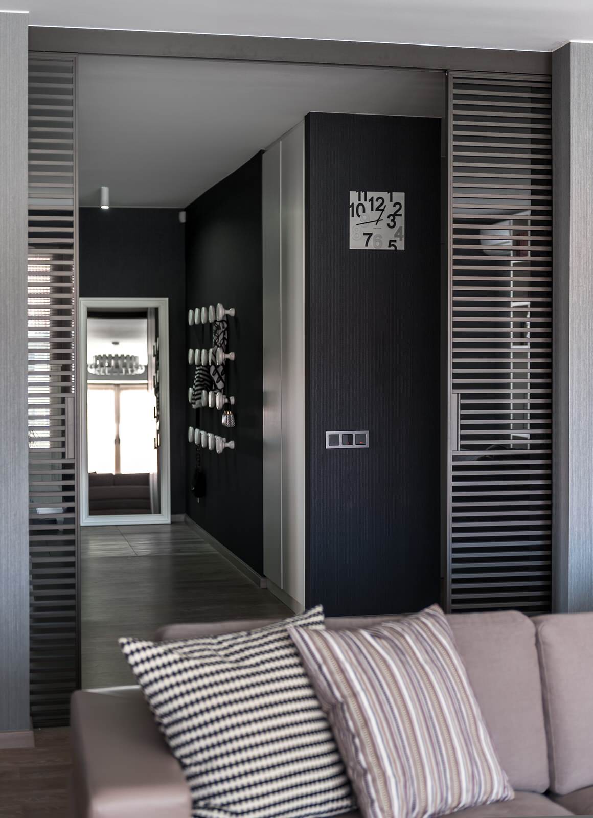 Яркий серый