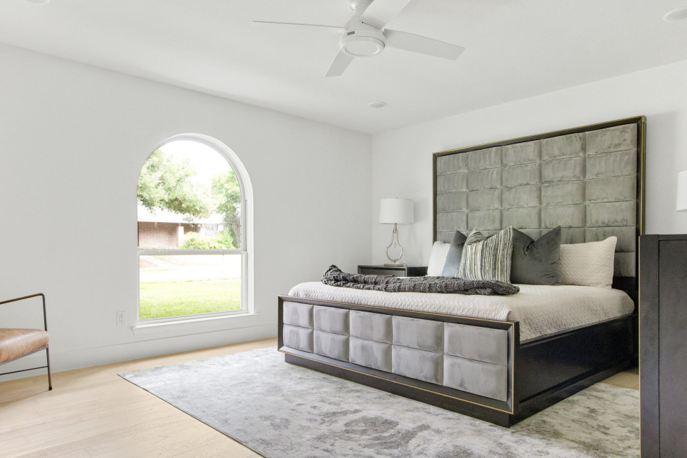 Esempio di una camera matrimoniale stile marinaro di medie dimensioni con pareti bianche, parquet chiaro e pavimento beige