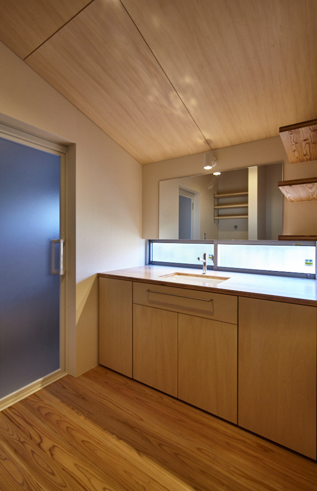 Kleine Moderne Gästetoilette mit weißer Wandfarbe, hellem Holzboden, Unterbauwaschbecken, Waschtisch aus Holz, eingebautem Waschtisch und Holzdecke in Sonstige