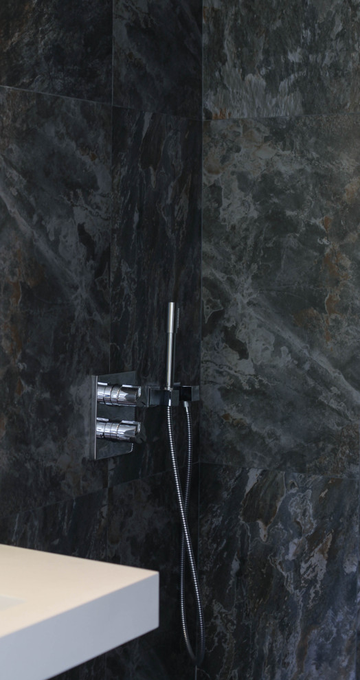 Inspiration för mellanstora moderna en-suite badrum, med öppna hyllor, skåp i mörkt trä, en kantlös dusch, svart kakel, marmorkakel, svarta väggar, betonggolv, ett konsol handfat, grått golv och med dusch som är öppen