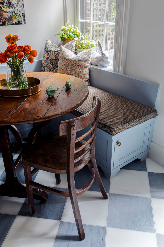 Immagine di una cucina boho chic chiusa e di medie dimensioni con lavello stile country, ante con riquadro incassato, ante blu, top in marmo, paraspruzzi con piastrelle diamantate e pavimento in marmo