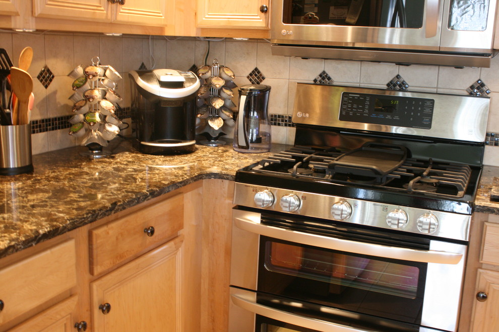 Inspiration for a mid-sized transitional l-shaped ceramic tile open concept kitchen remodel with an undermount sink, recessed-panel cabinets, light wood cabinets, quartz countertops, beige backsplash, ceramic backsplash, stainless steel appliances, green walls and a peninsula