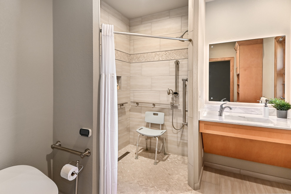 Klassisk inredning av ett mellanstort vit vitt en-suite badrum, med öppna hyllor, skåp i ljust trä, en öppen dusch, en bidé, beige kakel, porslinskakel, beige väggar, klinkergolv i porslin, ett integrerad handfat, bänkskiva i akrylsten, beiget golv och dusch med duschdraperi