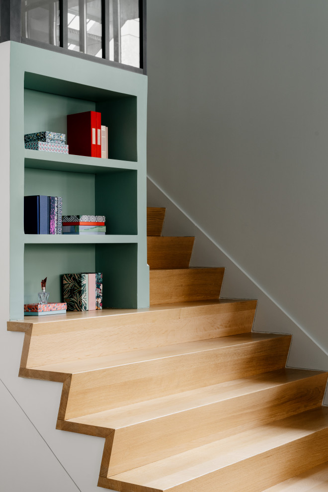 Стильный дизайн: прямая деревянная лестница в скандинавском стиле с деревянными ступенями - последний тренд