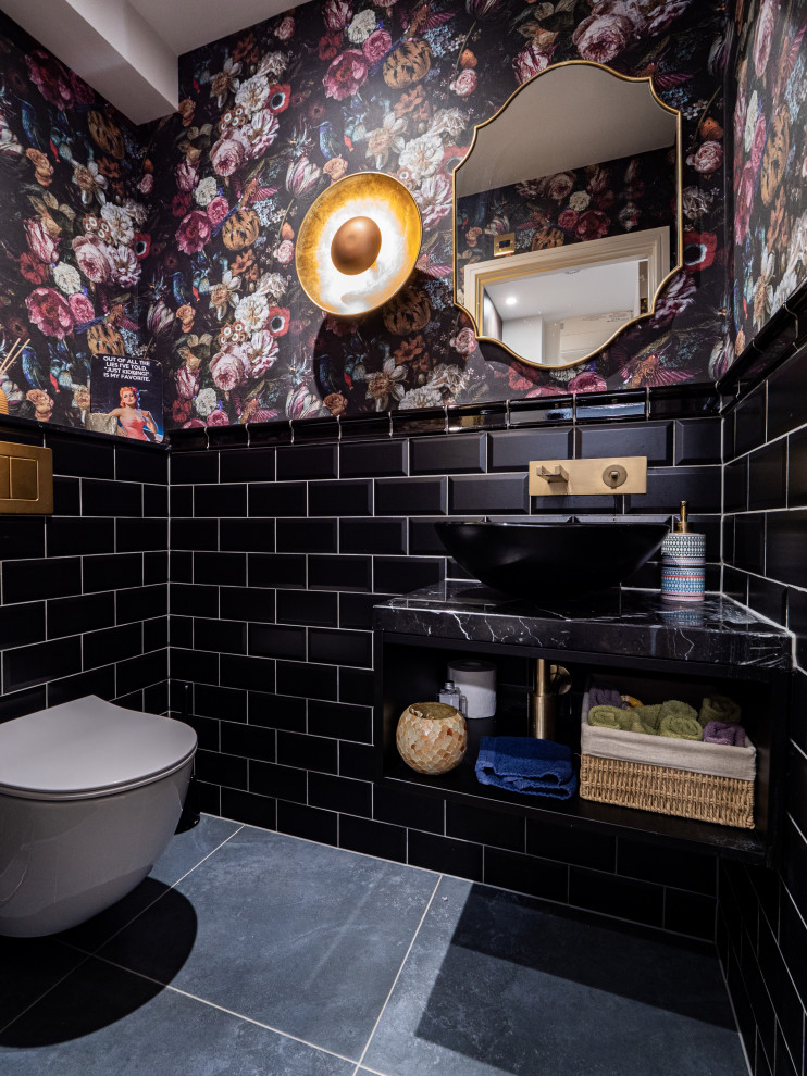 Kleine Moderne Gästetoilette mit Wandtoilette, schwarzen Fliesen, bunten Wänden, Schieferboden, Marmor-Waschbecken/Waschtisch, grauem Boden, schwarzer Waschtischplatte und eingebautem Waschtisch in London