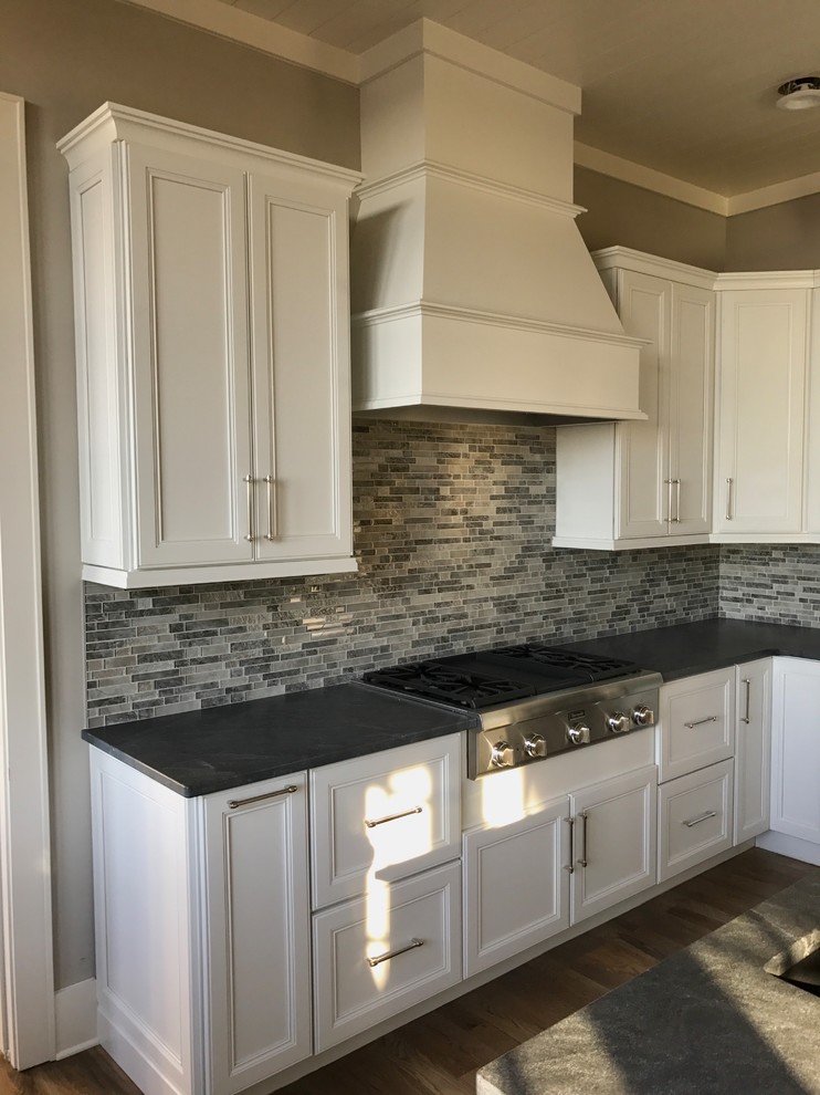 Kitchen - transitional kitchen idea
