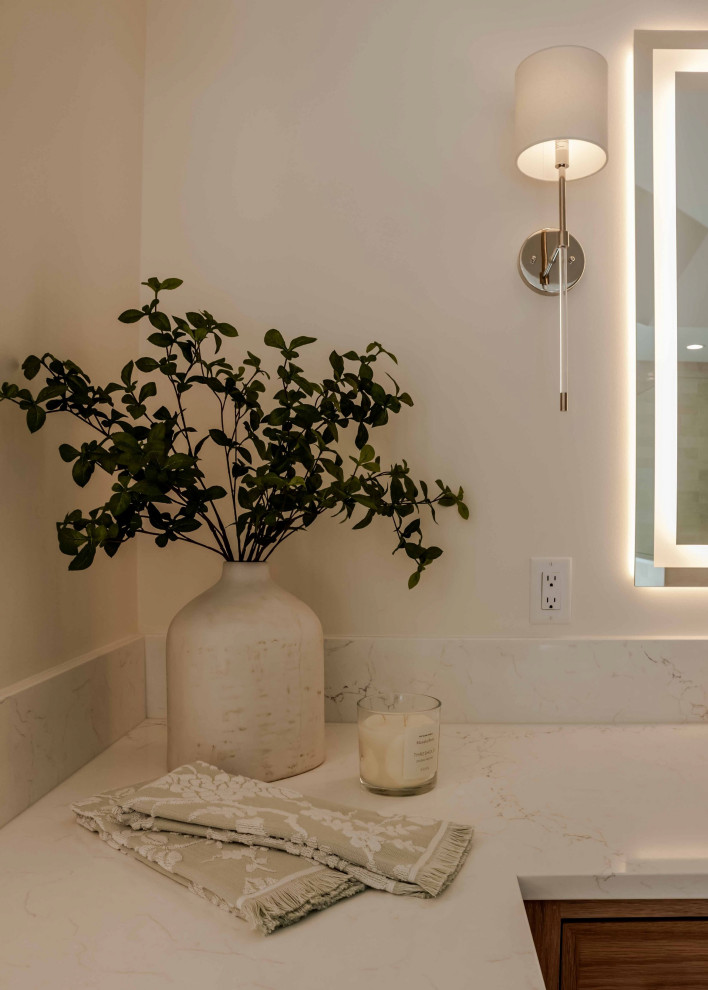 Example of a transitional home design design in Seattle