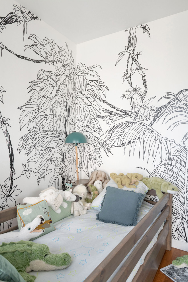 Cette image montre une chambre d'enfant de 4 à 10 ans nordique de taille moyenne avec un mur blanc, sol en stratifié, un sol beige et du papier peint.