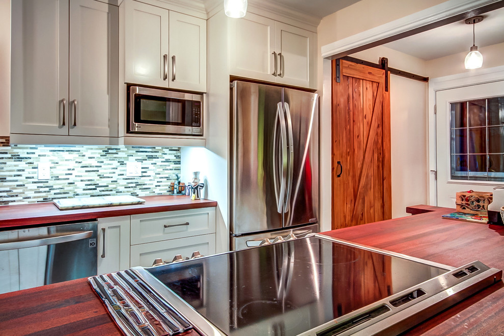 Kitchen - transitional kitchen idea in Toronto