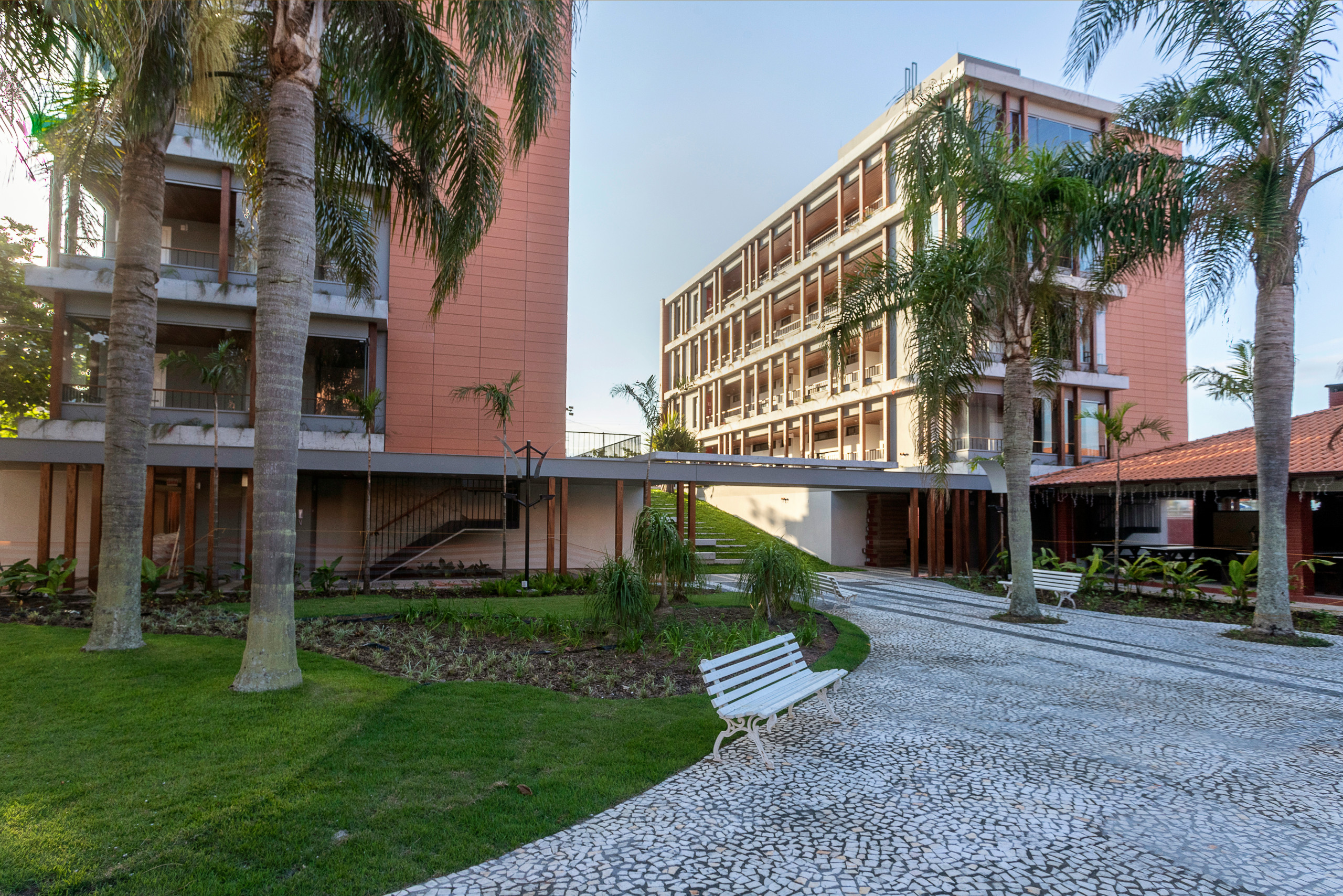 Plaza de acceso al edificio