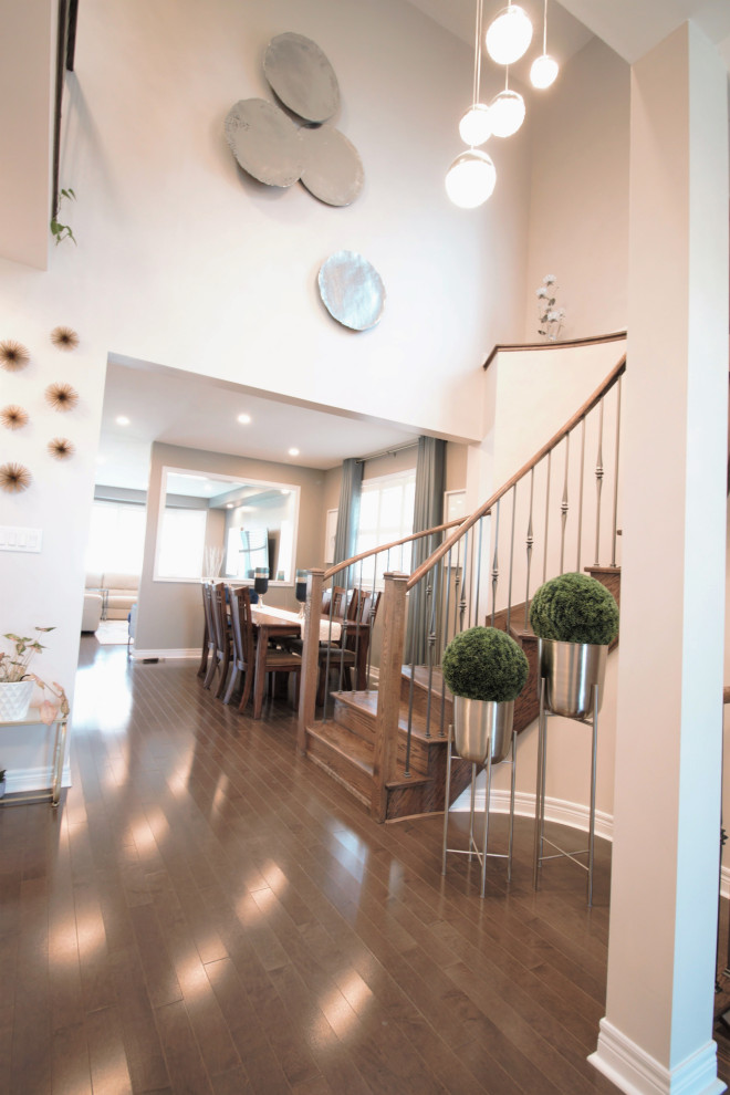 Example of a transitional entryway design in Toronto