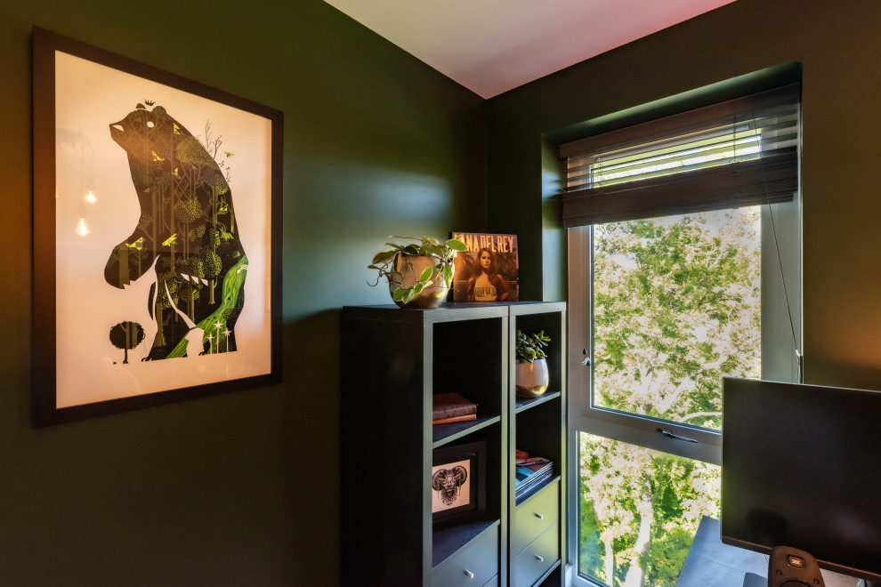 Источник вдохновения для домашнего уюта: рабочее место среднего размера в стиле лофт с зелеными стенами, ковровым покрытием, отдельно стоящим рабочим столом и серым полом