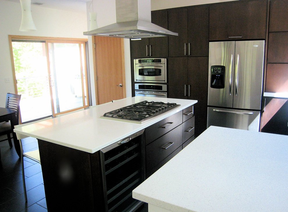 Photo of a mid-sized modern l-shaped eat-in kitchen in Chicago with an undermount sink, flat-panel cabinets, dark wood cabinets, quartz benchtops, stainless steel appliances, porcelain floors and with island.