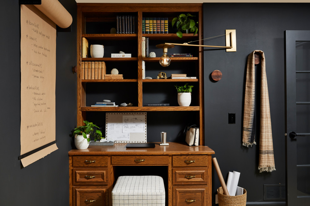 Réalisation d'un bureau minimaliste de taille moyenne et de type studio avec un mur noir, parquet clair, un bureau indépendant et un sol beige.