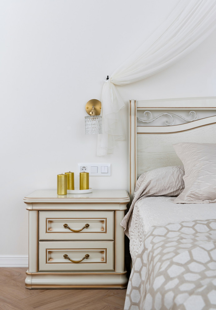 Imagen de dormitorio principal y blanco y madera clásico renovado de tamaño medio con paredes blancas, suelo de madera en tonos medios, suelo beige, vigas vistas y ladrillo