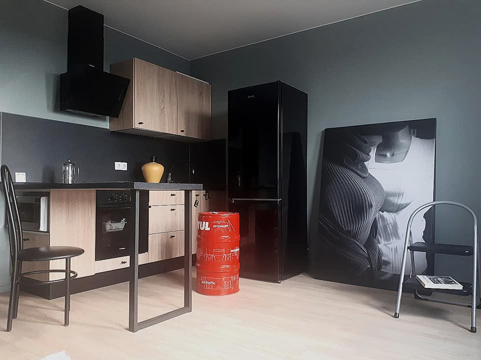 Модное фото в интерьере на холсте