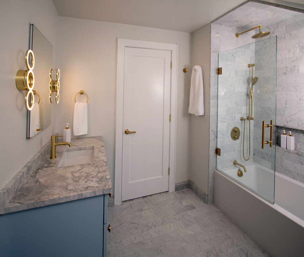 Cette image montre une salle de bain traditionnelle de taille moyenne pour enfant avec un placard en trompe-l'oeil, des portes de placard bleues, une baignoire en alcôve, un bidet, un carrelage gris, un mur blanc, un sol en marbre, un lavabo encastré, un plan de toilette en quartz, un sol gris, une cabine de douche à porte battante, un plan de toilette gris, une niche, meuble simple vasque et meuble-lavabo encastré.