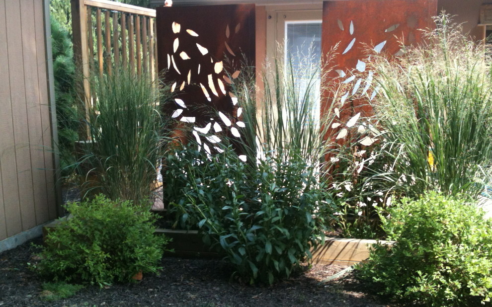 Photo of a transitional full sun backyard landscaping.