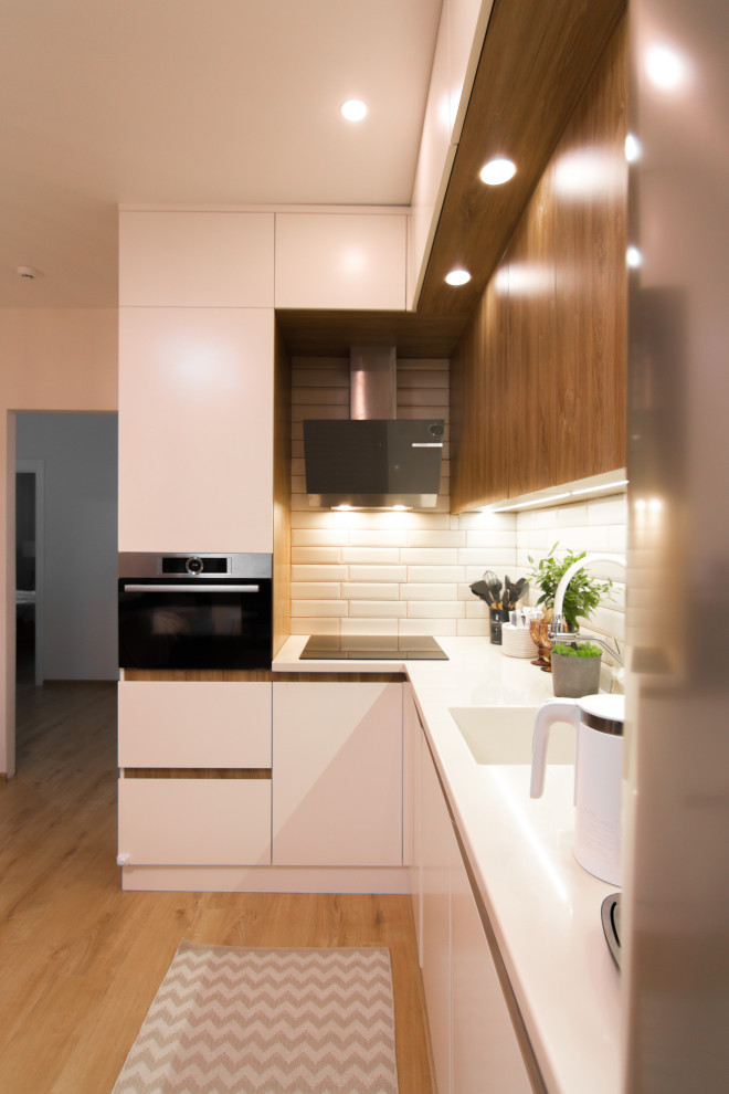 СВЕТЛАЯ КУХНЯ В СОВРЕМЕННОМ СТИЛЕ