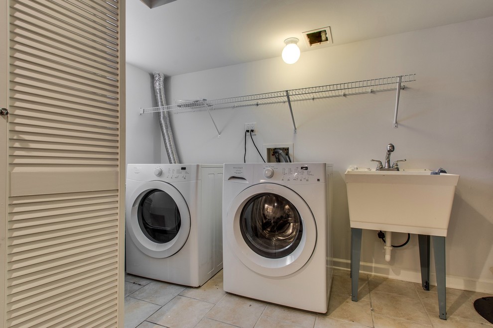 Inspiration for a transitional laundry room in Chicago.