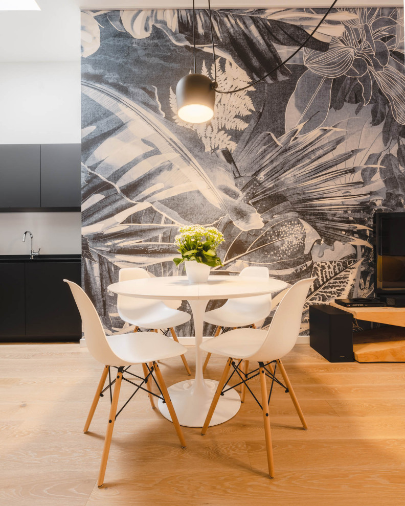 Idée de décoration pour une petite salle à manger design avec un mur multicolore, parquet clair, une cheminée ribbon, un manteau de cheminée en métal, un sol beige et du papier peint.