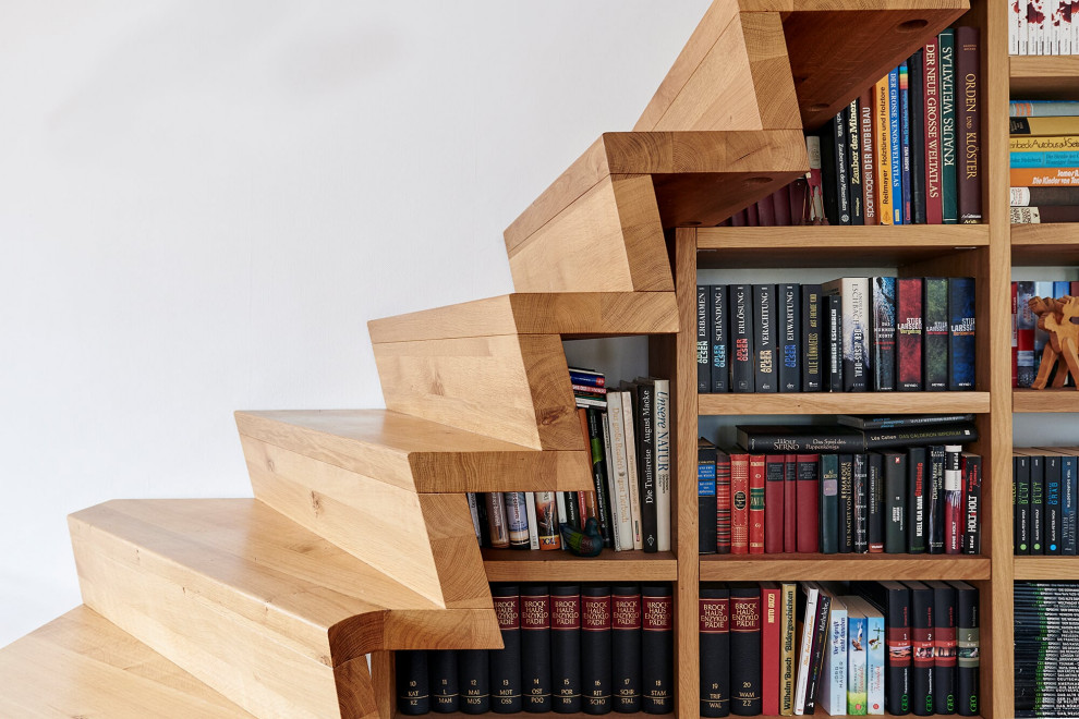 Лестница с Z-образным подступенком и книжным шкафом