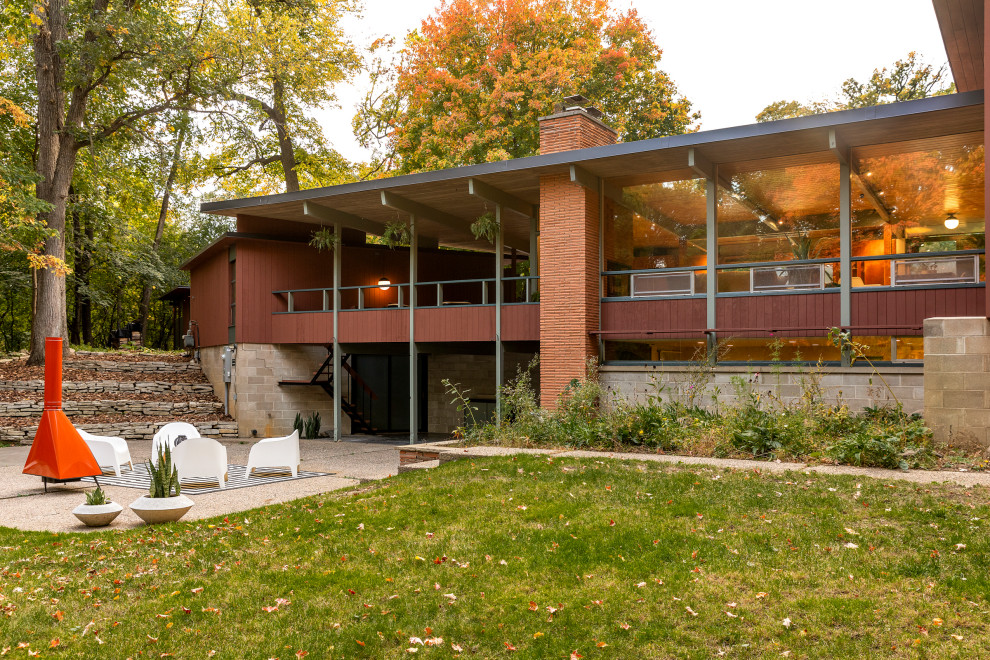 Mittelgroßes Retro Haus mit bunter Fassadenfarbe und Flachdach in Minneapolis