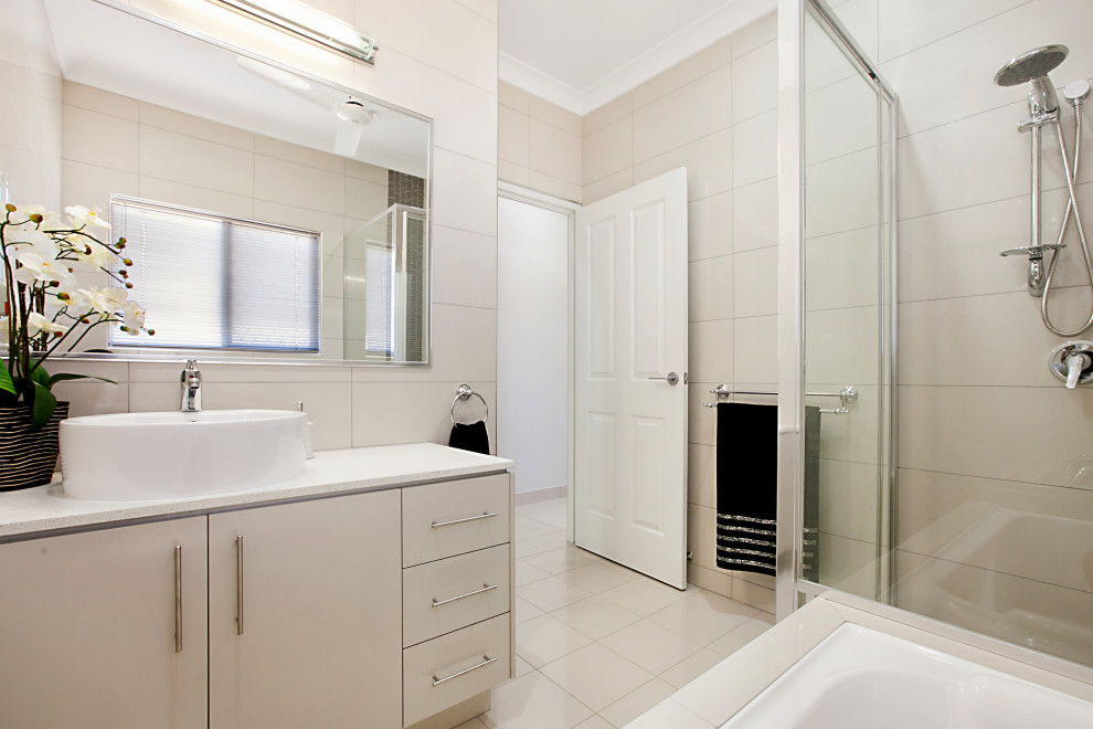 Contemporary bathroom in Darwin.