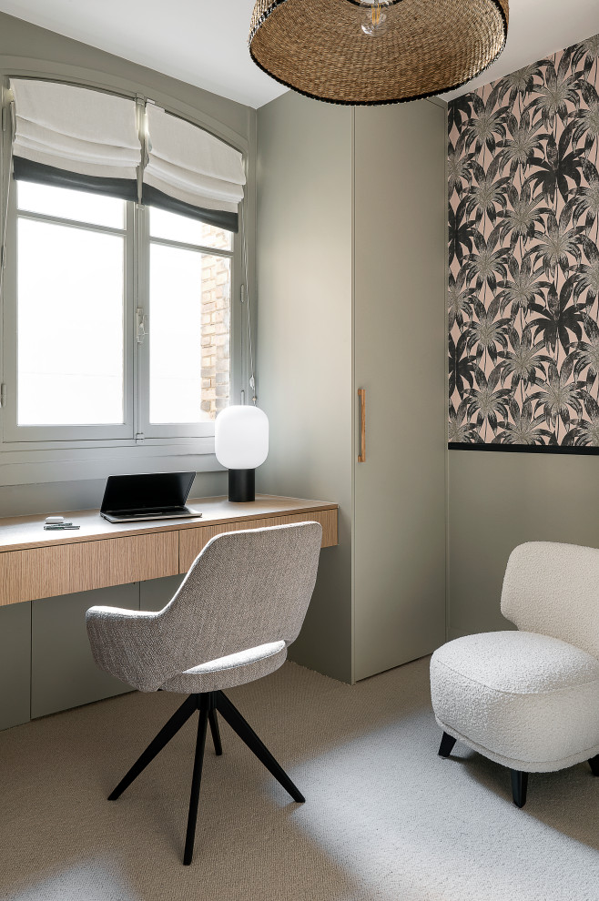 Idee per un ufficio chic di medie dimensioni con pareti verdi, moquette, scrivania autoportante e pavimento grigio